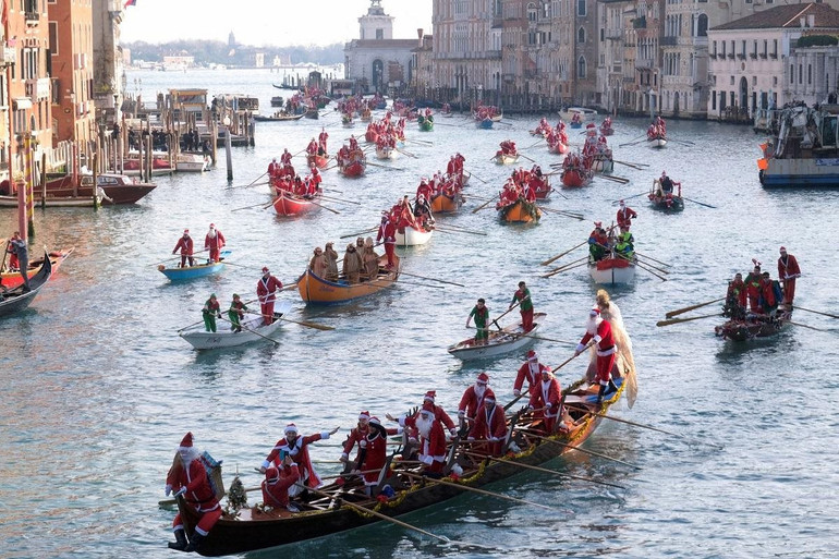 Một em bé Syria, trong đoàn người hồi hương. Ảnh: UNRWA