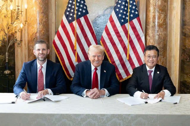 Ông Eric Trump, Phó Chủ tịch điều hành Trump Organization và ông Đặng Thành Tâm, Chủ tịch KBC ký thỏa thuận hợp tác dưới sự chứng kiến của cựu Tổng thống Mỹ Donald Trump, ngày 25/9, tại Florida (Mỹ). Nguồn: KBC