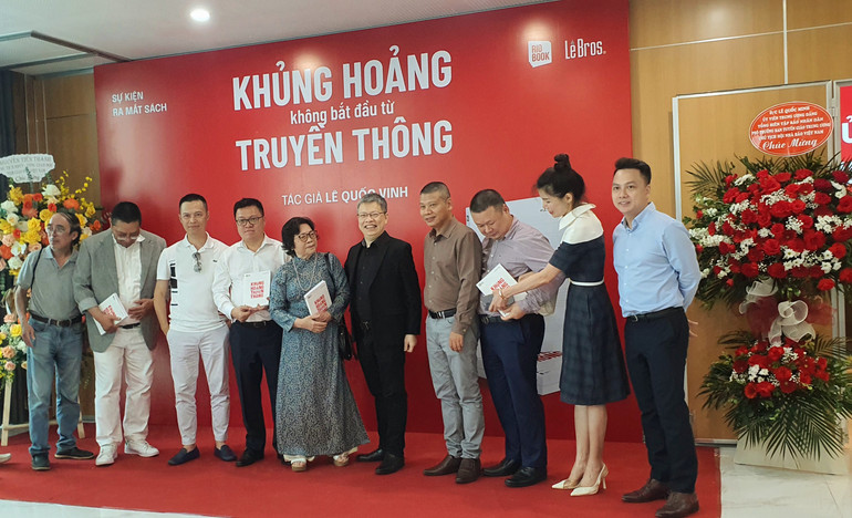 Tác giả Lê Quốc Vinh (áo đen) cùng gia đình và bạn bè tại buổi ra mắt sách.