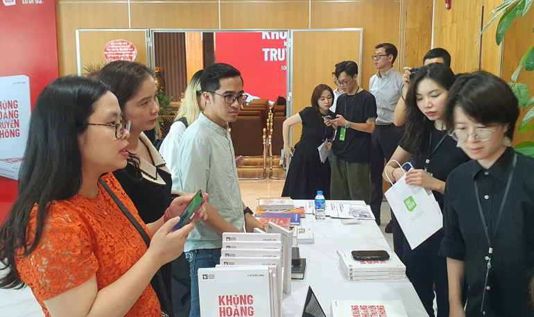 Đông đảo bạn đọc khá thích thú với những sự đặc biệt riêng có của cuốn sách "Khủng hoảng không đến từ truyền thông" của tác giả Lê Quốc Vinh.