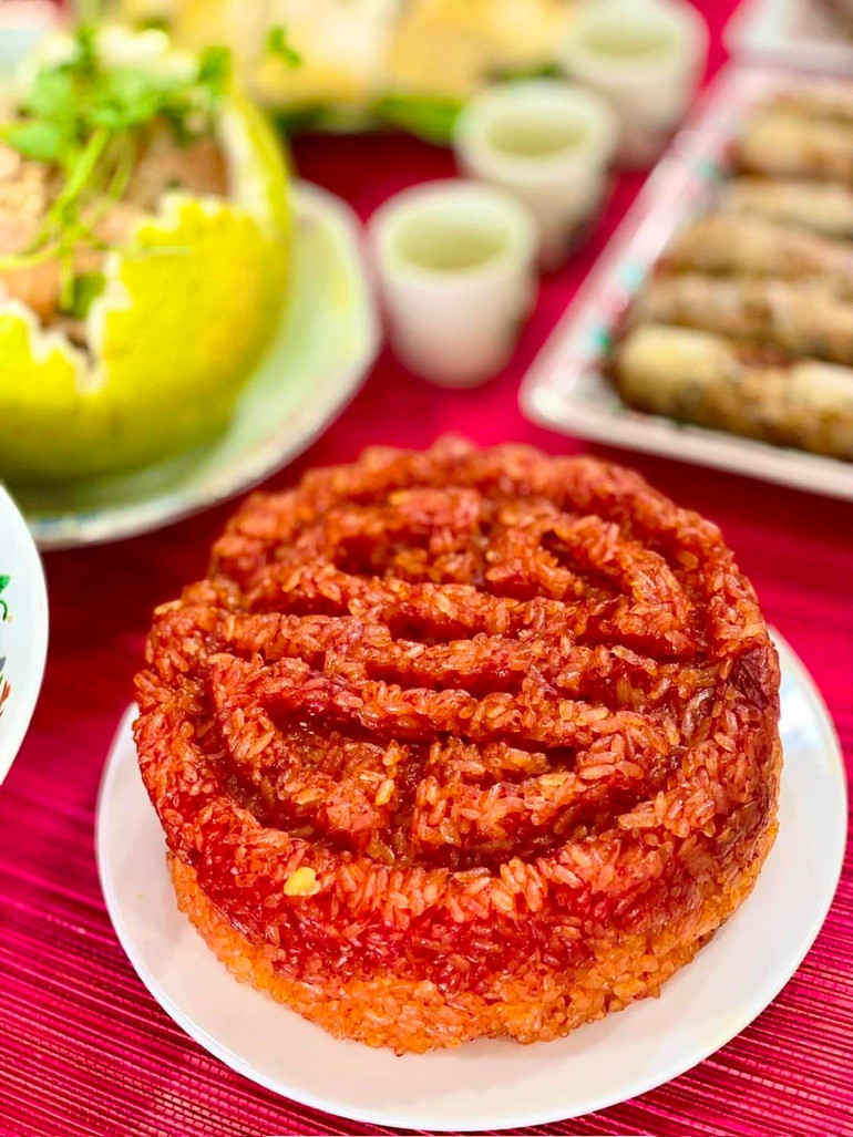 Xôi gấc - một trong những món cổ truyền thường được chọn dâng cúng trong những dịp lễ tết quan trọng. Ảnh: TGCC