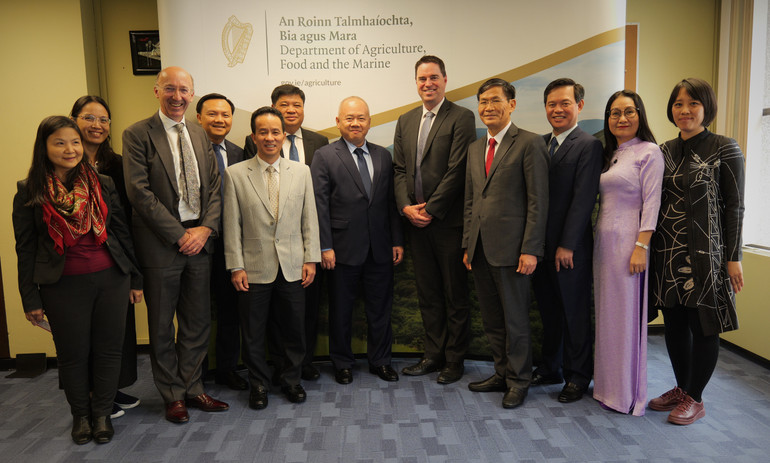 Đoàn Bộ Kế hoạch và Đầu tư Việt Nam làm việc tại Bộ Nông nghiệp Thực phẩm và Hàng Hải Ireland. Đoàn Bộ Kế hoạch và Đầu tư Việt Nam làm việc tại Bộ Nông nghiệp Thực phẩm và Hàng Hải Ireland.