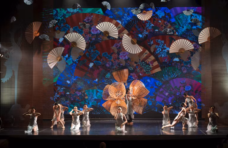 Cảnh trong vở "Dó"- những chiếc nơm tựa bông hoa... Ảnh: Phái đoàn EU tại Việt Nam