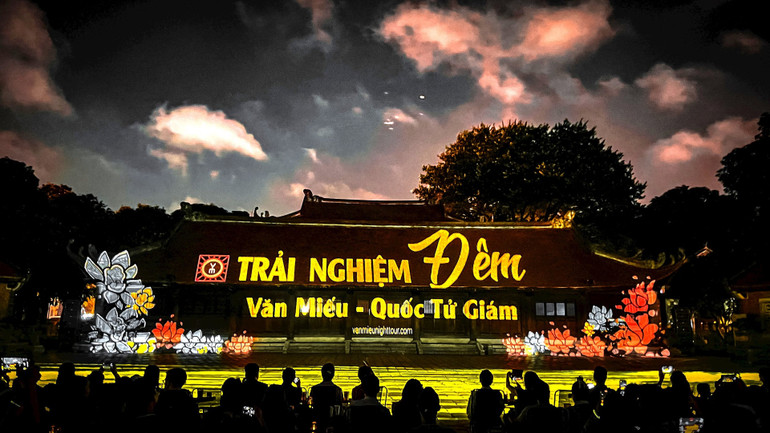 Khai thác thế mạnh công nghệ 3D mapping để kể câu chuyện về “Tinh hoa đạo học” tại Văn Miếu - Quốc Tử Giám. Nguồn: VGP Khai thác thế mạnh công nghệ 3D mapping để kể câu chuyện về “Tinh hoa đạo học” tại Văn Miếu - Quốc Tử Giám. Nguồn: VGP