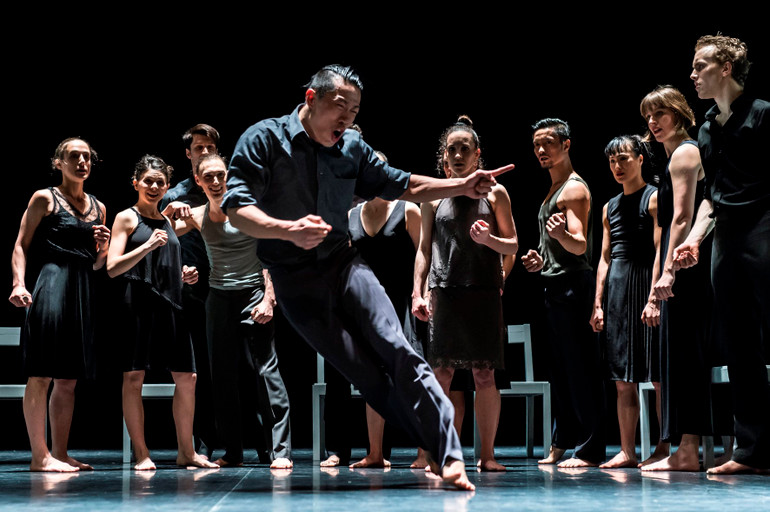 Vũ Ngọc Khải (hàng trên) trong tác phẩm Auftaucher của Nhà hát Braunschweig, CHLB Đức. Ảnh: Volker Beihorn