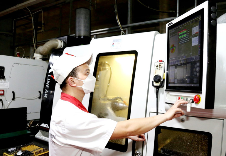 Giá trị hàng hóa ngành điện tử luôn đóng góp lớn trong tổng giá trị xuất khẩu của Việt Nam. Giá trị hàng hóa ngành điện tử luôn đóng góp lớn trong tổng giá trị xuất khẩu của Việt Nam.