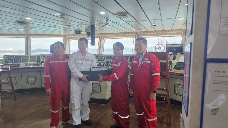 Đại sứ Trần Anh Vũ tặng quà cho tàu Hải Dương 39. (Ảnh: Đại sứ quán Việt Nam tại Brunei)