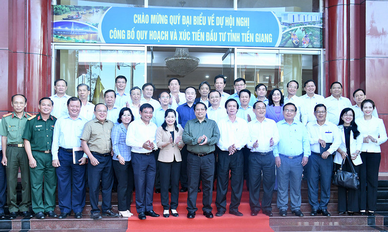 Thủ tướng Phạm Minh Chính chụp ảnh lưu niệm với lãnh đạo tỉnh Tiền Giang.