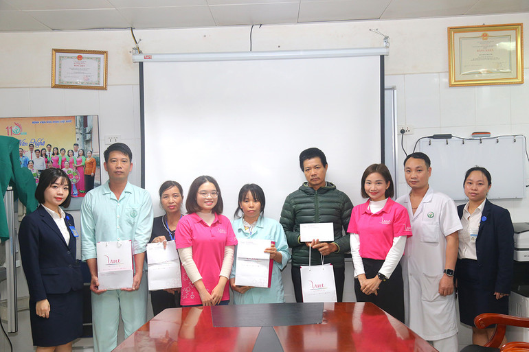 vận động viên Nguyễn Thị Oanh trao quà cho người nhà bệnh nhi được hỗ trợ từ Quỹ Vì tầm vóc Việt.