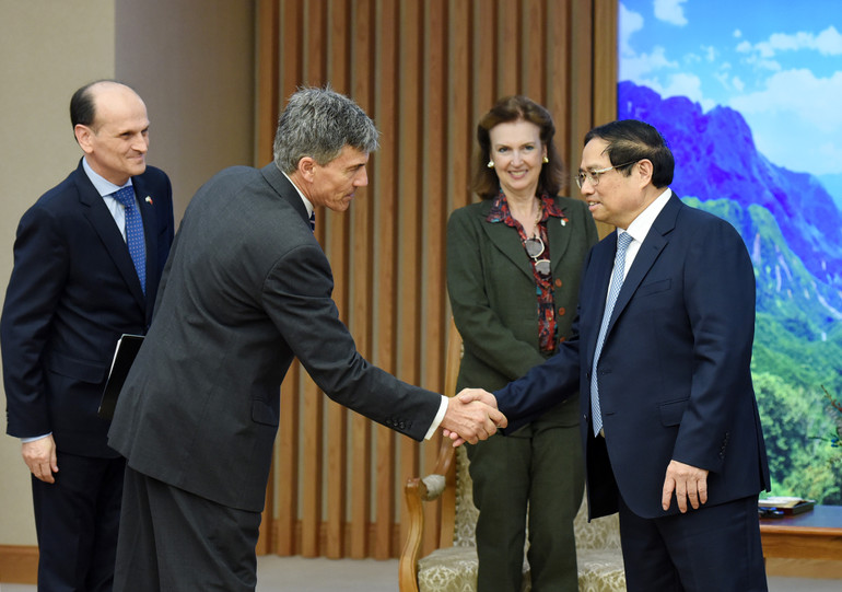 Thủ tướng Phạm Minh Chính đón các thành viên đi cùng đoàn với Bộ trưởng Ngoại giao, Ngoại thương và Tôn giáo Argentina Diana Mondino.