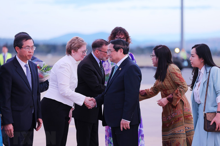 Lễ đón Thủ tướng Phạm Minh Chính và Phu nhân đến sân bay Canberra (Australia).