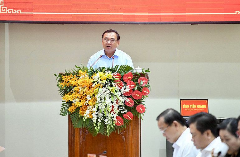 Lãnh đạo tỉnh Tiền Giang báo cáo Thủ tướng Chính phủ tại buổi làm việc.