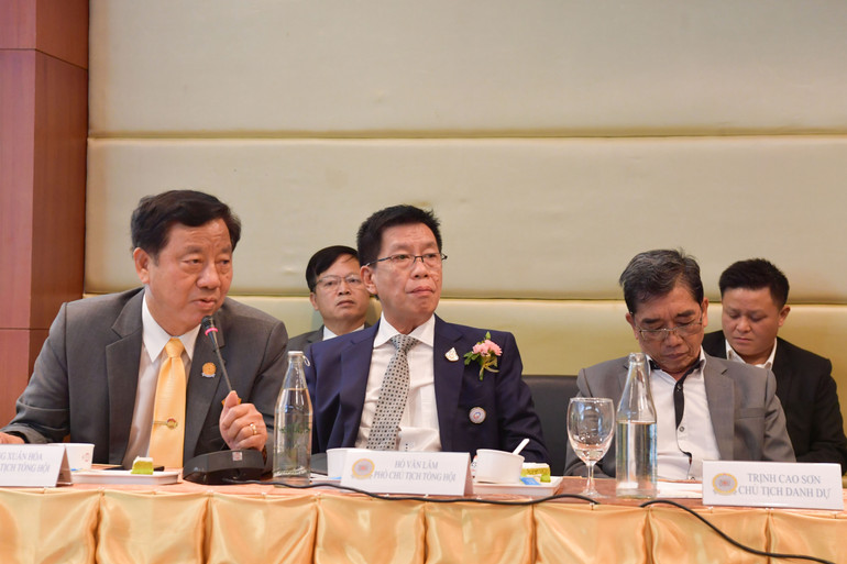 Các đại diện Tổng hội đã đóng góp nhiều ý kiến tại buổi gặp.