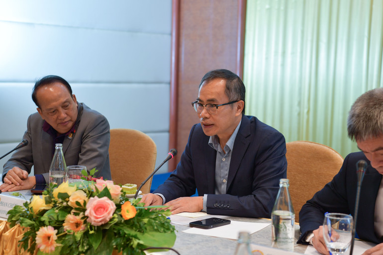 Đại sứ Phan Chí Thành phát biểu kết luận buổi gặp mặt.