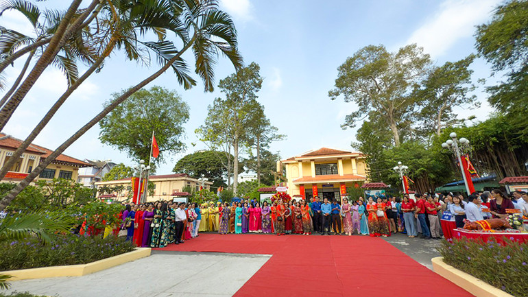 Không khí sôi nổi tại Bảo tàng tỉnh Vĩnh Long sáng 7/4.