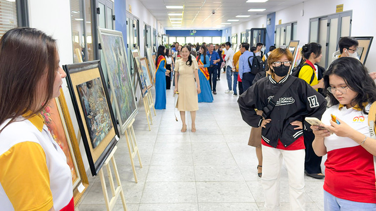 Nhiều bạn sinh viên tham quan triển lãm.