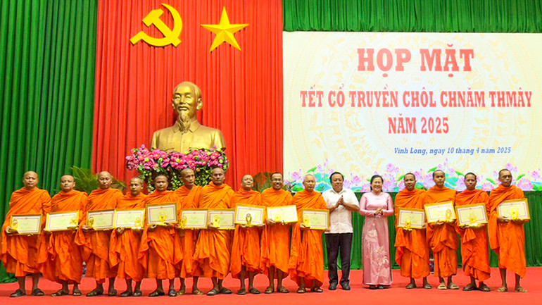 Khen thưởng những cá nhân có thành tích đóng góp cho sự nghiệp xây dựng khối đại đoàn kết toàn dân tộc trên địa bàn tỉnh Vĩnh Long.