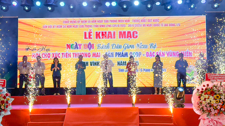Quang cảnh lễ khai mạc. Quang cảnh lễ khai mạc.