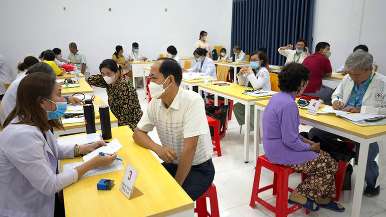 Bác sĩ tham gia khám bệnh cho người dân.