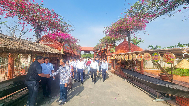 Đoàn chính quyền tỉnh Banteay Meanchey thăm quan Nhà gốm Tư Buôi, ngụ phường 5, thành phố Vĩnh Long, tỉnh Vĩnh Long.