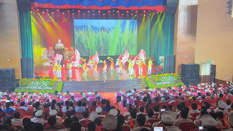 Chương trình văn nghệ tại lễ kỷ niệm. Chương trình văn nghệ tại lễ kỷ niệm.