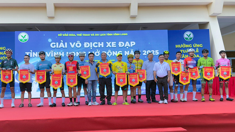 Ban tổ chức trao cờ cho các đội tham gia.