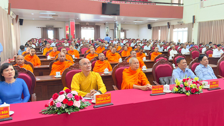 Đại biểu tham dự buổi họp mặt.