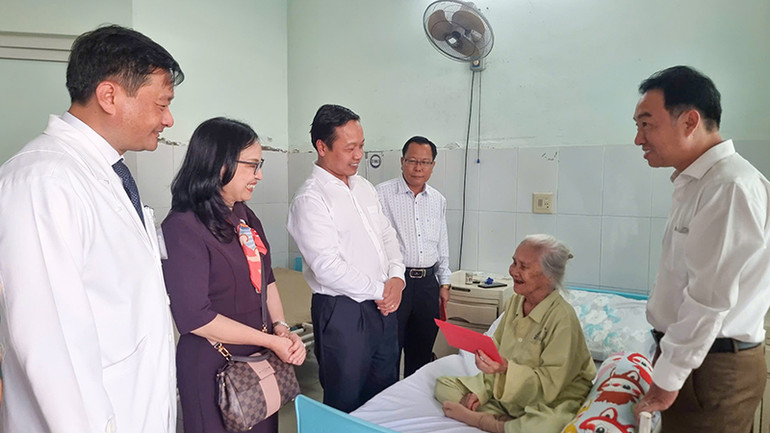 Lãnh đạo tỉnh thăm hỏi, tặng quà bệnh nhân đang điều trị tại Bệnh viện đa khoa tỉnh Vĩnh Long.