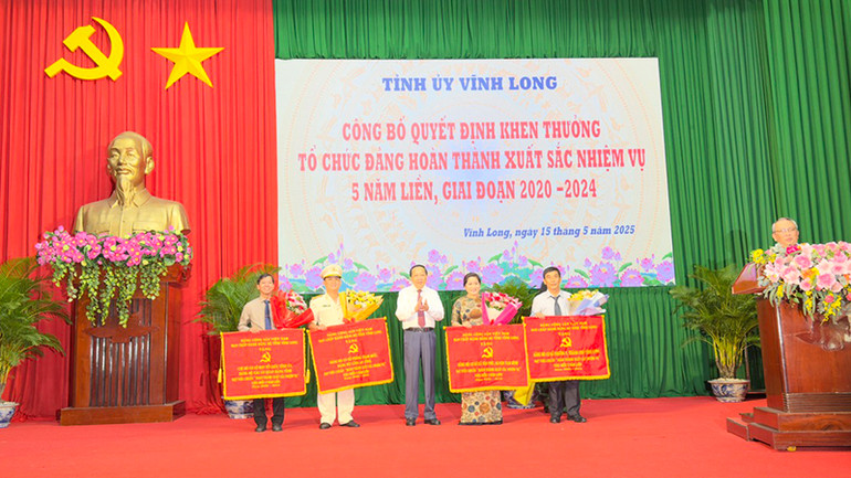 Lãnh đạo tỉnh Vĩnh Long khen thưởng cho những tổ chức đảng hoàn thành xuất sắc nhiệm vụ 5 năm liền (2020-2024).