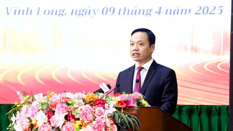 Bí thư Tỉnh ủy Vĩnh Long Trần Tiến Dũng phát biểu tại diễn đàn. Bí thư Tỉnh ủy Vĩnh Long Trần Tiến Dũng phát biểu tại diễn đàn.