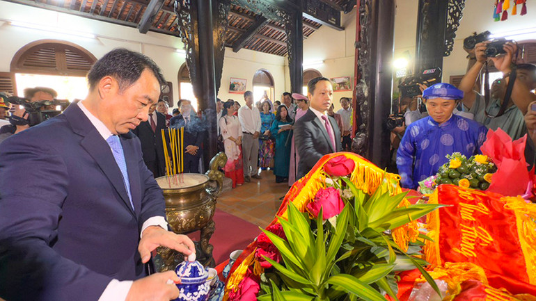 Lãnh đạo tỉnh Vĩnh Long dâng hoa, vật phẩm và rượu lên Vua Hùng.