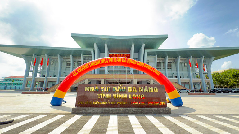Nhà thi đấu đa năng tỉnh Vĩnh Long có quy mô 3.000 chỗ ngồi.