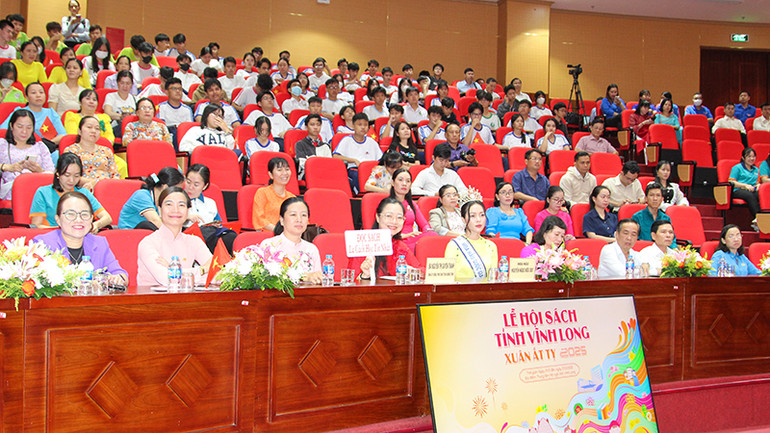 Đại biểu tham dự.