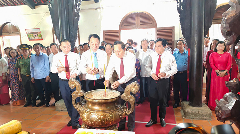 Đoàn lãnh đạo tỉnh Vĩnh Long dâng hương tại Nhà thờ Quốc tổ Hùng Vương.