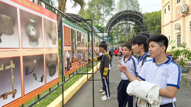 Học sinh Vĩnh Long xem triển lãm về Vua Hùng.