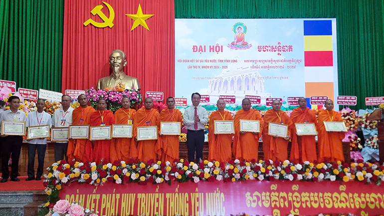 Chủ tịch Ủy ban nhân dân tỉnh Vĩnh Long Lữ Quang Ngời tặng Bằng khen cho những tập thể và cá nhân có thành tích xuất sắc.