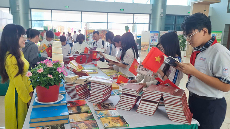 Các em học sinh tham gia đọc sách.