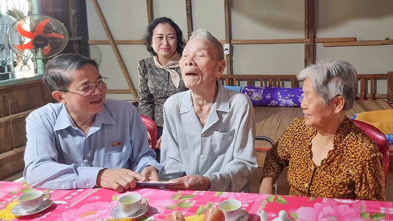 Phó Chủ tịch Quốc hội Nguyễn Đức Hải (trái) thăm gia đình chính sách tại huyện Vũng Liêm, tỉnh Vĩnh Long.