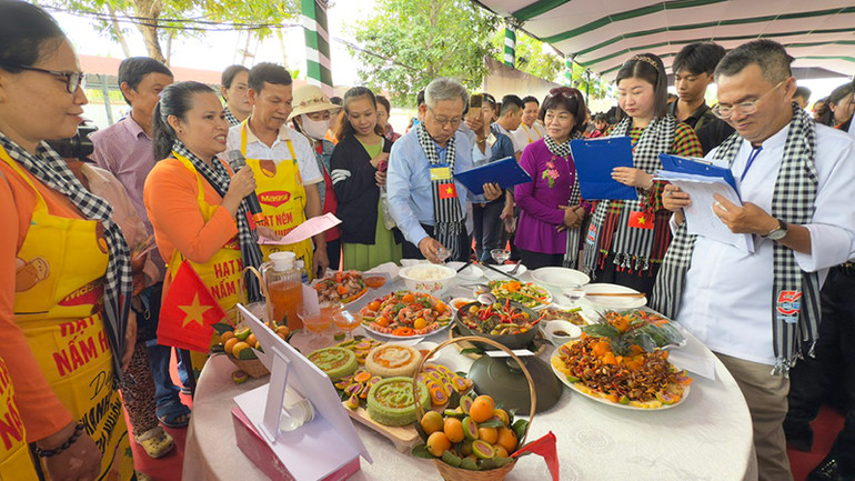Hội thi ẩm thực chế biến từ trái thanh trà.