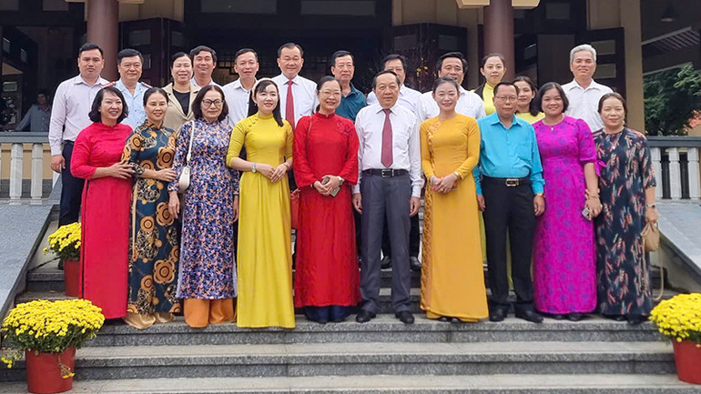 Đoàn lãnh đạo tỉnh Vĩnh Long viếng và chụp hình lưu niệm tại Khu lưu niệm Thủ tướng Chính phủ Võ Văn Kiệt ở thị trấn Vũng Liêm, huyện Vũng Liêm.