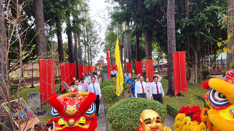 Đoàn lãnh đạo tỉnh Vĩnh Long viếng khu di tích lịch sử văn hóa Văn Thánh Miếu ở phường 4, thành phố Vĩnh Long.