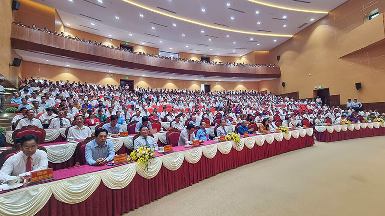 Hơn 900 Bí thư Chi bộ ấp, khóm, khu tham gia buổi họp mặt.