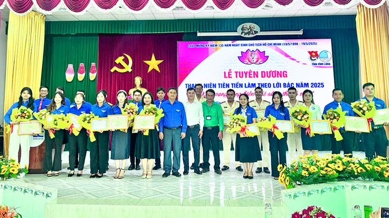 Những thanh niên tiên tiến làm theo lời Bác được tuyên dương. (Ảnh: BÁ DŨNG)