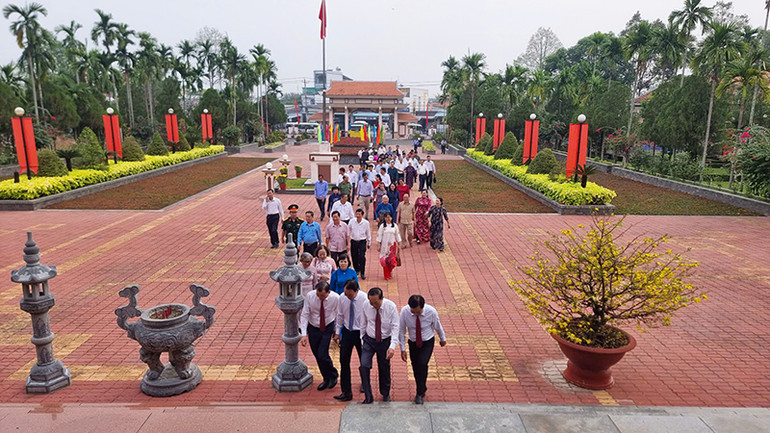 Đoàn viếng Khu lưu niệm Chủ tịch Hội đồng Bộ trưởng Phạm Hùng ở xã Long Phước, huyện Long Hồ.