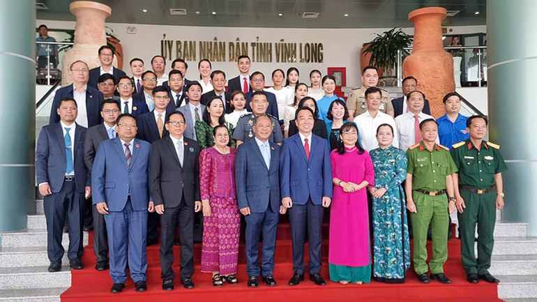 Lãnh đạo tỉnh Vĩnh Long cùng đoàn chính quyền tỉnh Banteay Meanchey chụp ảnh lưu niệm.