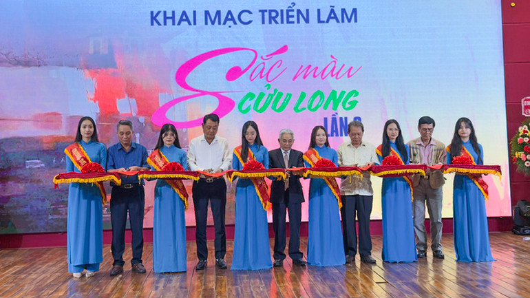 Lễ cắt băng khai mạc triển lãm.