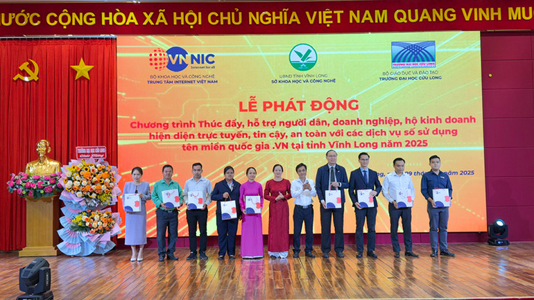 Trao quà cho đại biểu tham gia chương trình