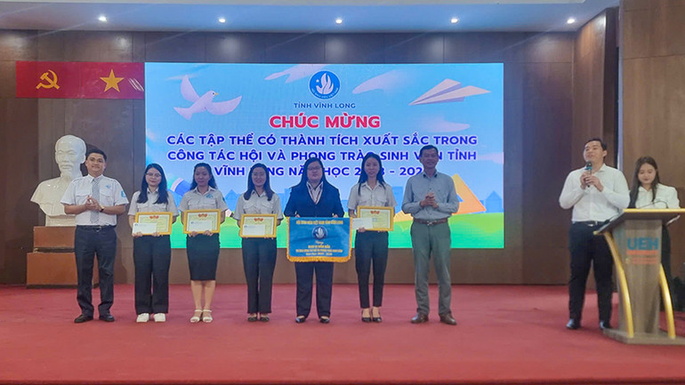 Tuyên dương các tập thể xuất sắc trong các phong trào Hội Sinh viên ở Vĩnh Long.