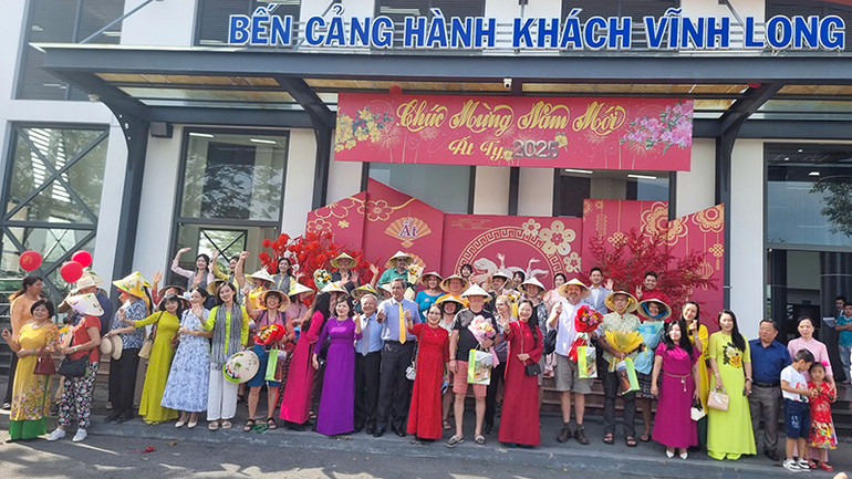 Lãnh đạo tỉnh Vĩnh Long chụp hình lưu niệm cùng với khách du lịch quốc tế.