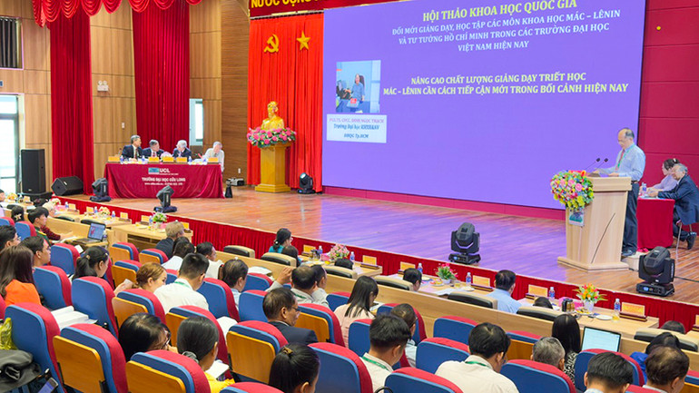 Các diễn giả trình bày tại hội thảo.